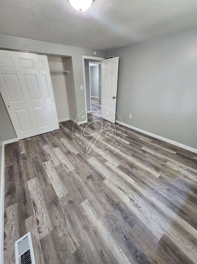 Building Photo - Fully updated like new inside! Central Air! Convenient location!
