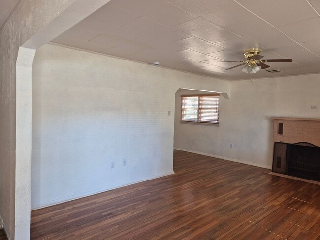 Building Photo - Cute 3 Bedroom 1 Bathroom