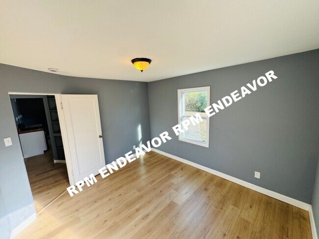 Building Photo - Freshly Updated 2-Bed Home with Bonus Room + New Appliances!