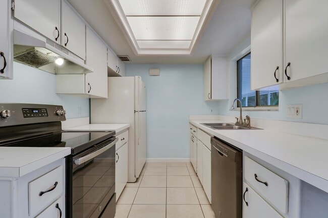 Building Photo - 2145 5th St