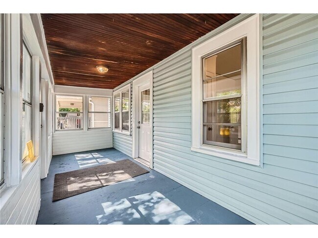 Building Photo - 1083 Western Ave N