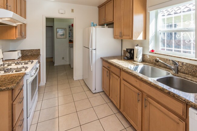 Building Photo - 1932 Carmona Ave