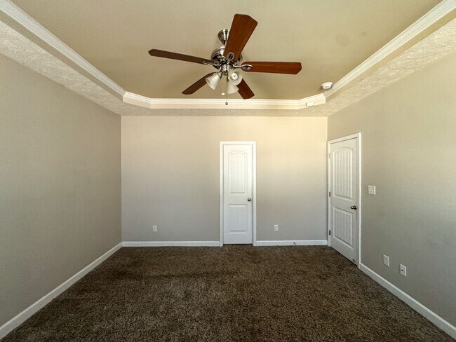 Building Photo - Beautiful 5 Bed 2.5 Bath Home with Main Level Primary Bedroom