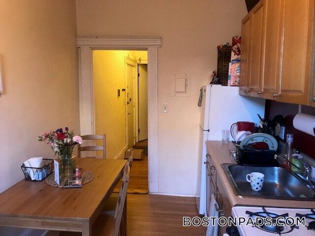 Building Photo - 447 Park Dr