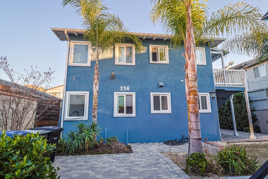 Building Photo - 256 W Tujunga Ave