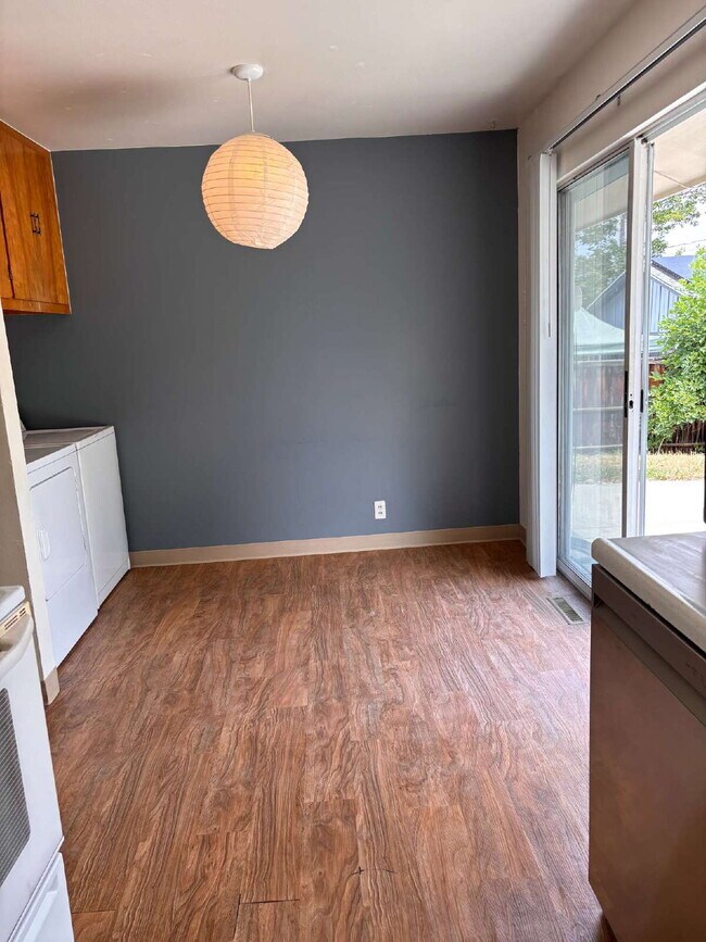 Building Photo - 3 BR bright, sunny, well-maintained house with large fenced yard and attached garage.