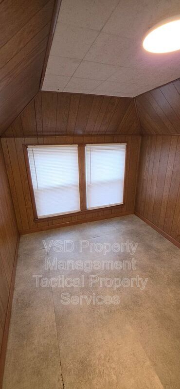 Building Photo - 8204 Vineyard Ave