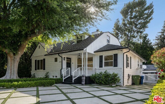 Building Photo - 4051 Beverly Glen Blvd