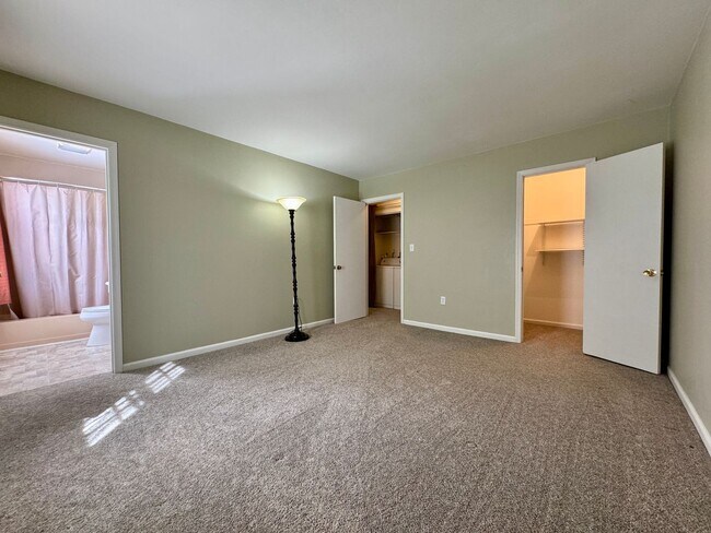 Building Photo - Comfortable Townhome in a Haymarket Square Community