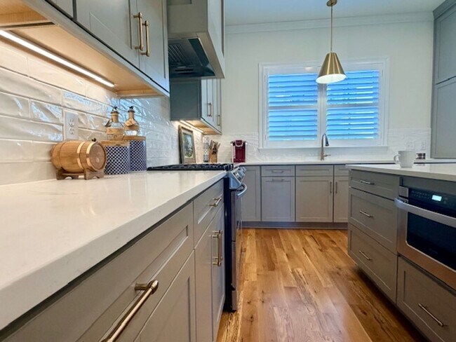 Building Photo - LUXURY TOWNHOME IN FOREST ACRES