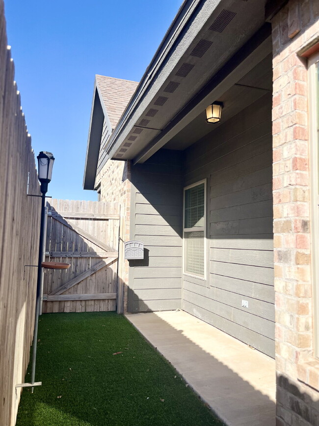 Building Photo - Beautiful Townhome in Viridian!
