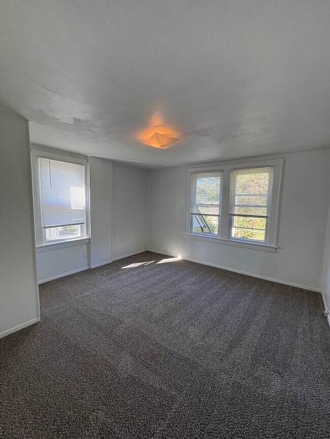 Building Photo - Four bedroom two bathroom home for rent