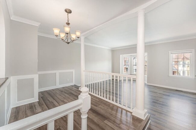 Building Photo - 204 Barrie Pl