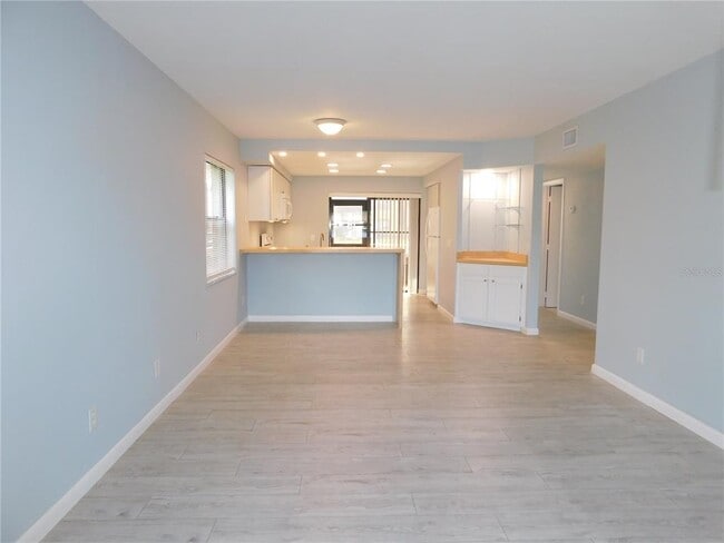 Building Photo - 331 Woodlake Wynde