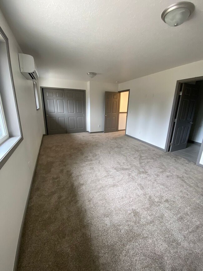 Building Photo - **SPRING SPECIAL- $400 off first months rent**  3 Bedroom Duplex in Veneta