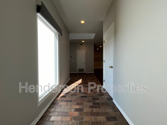 Building Photo - 501 Fenton Pl