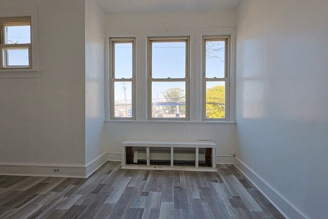 Building Photo - Well-kept 3 Bed, 1 Bath Single Family Home - Schedule your tours now!