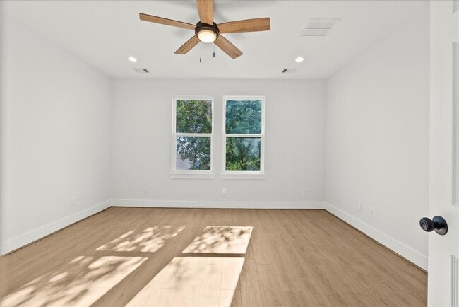 Building Photo - 1910 Bayou Shore Dr