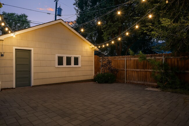 Building Photo - Charming Downtown Home!