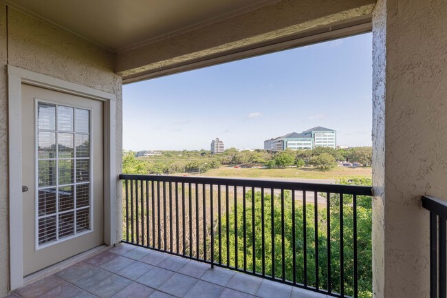 Building Photo - Gorgeous 2/BR 2/BA Single-Family Home in A...