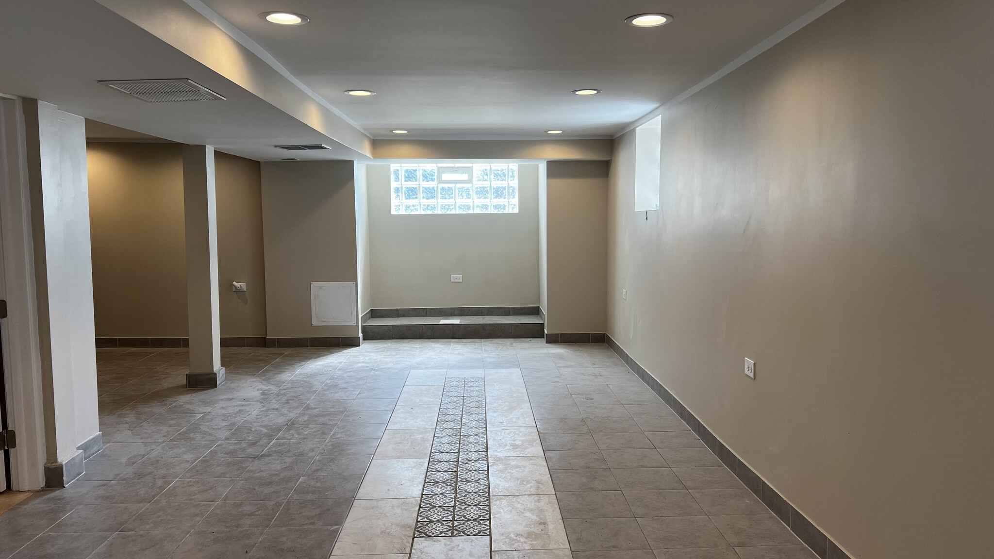 Building Photo - 120 N LeClaire Ave