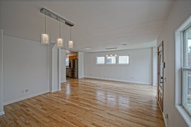 Building Photo - REMODELED, BRIGHT & SPACIOUS, 2-STORY HOME...