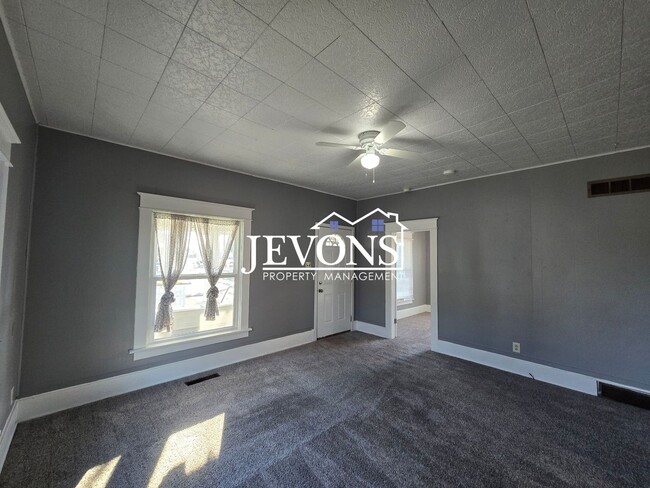 Building Photo - $250 Rent Credit - Cozy 3-bedroom home nea...