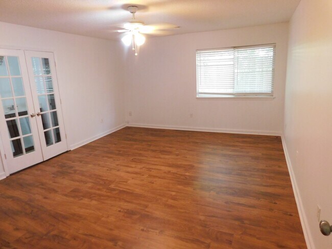 Building Photo - "Charming 3-Bed Oasis with Cozy Fireplace in Mount Pleasant"