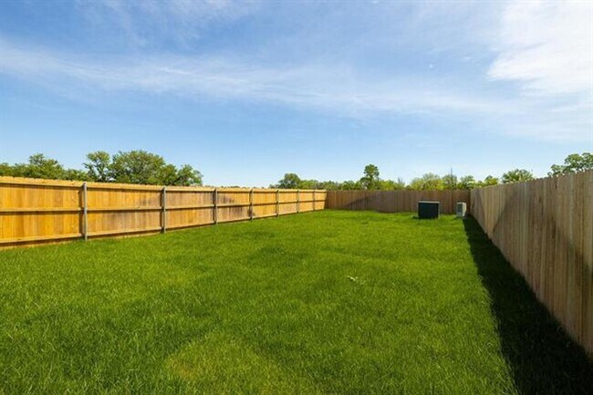 Building Photo - 5048-5050 S. Sycamore Ct.