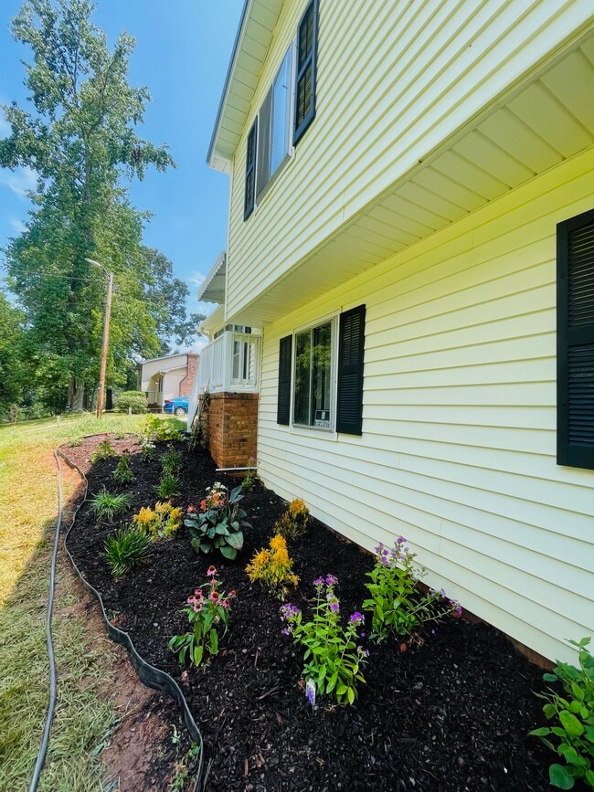 Building Photo - 218 Fernleaf Dr
