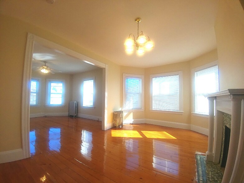 Building Photo - 97 Barrows St