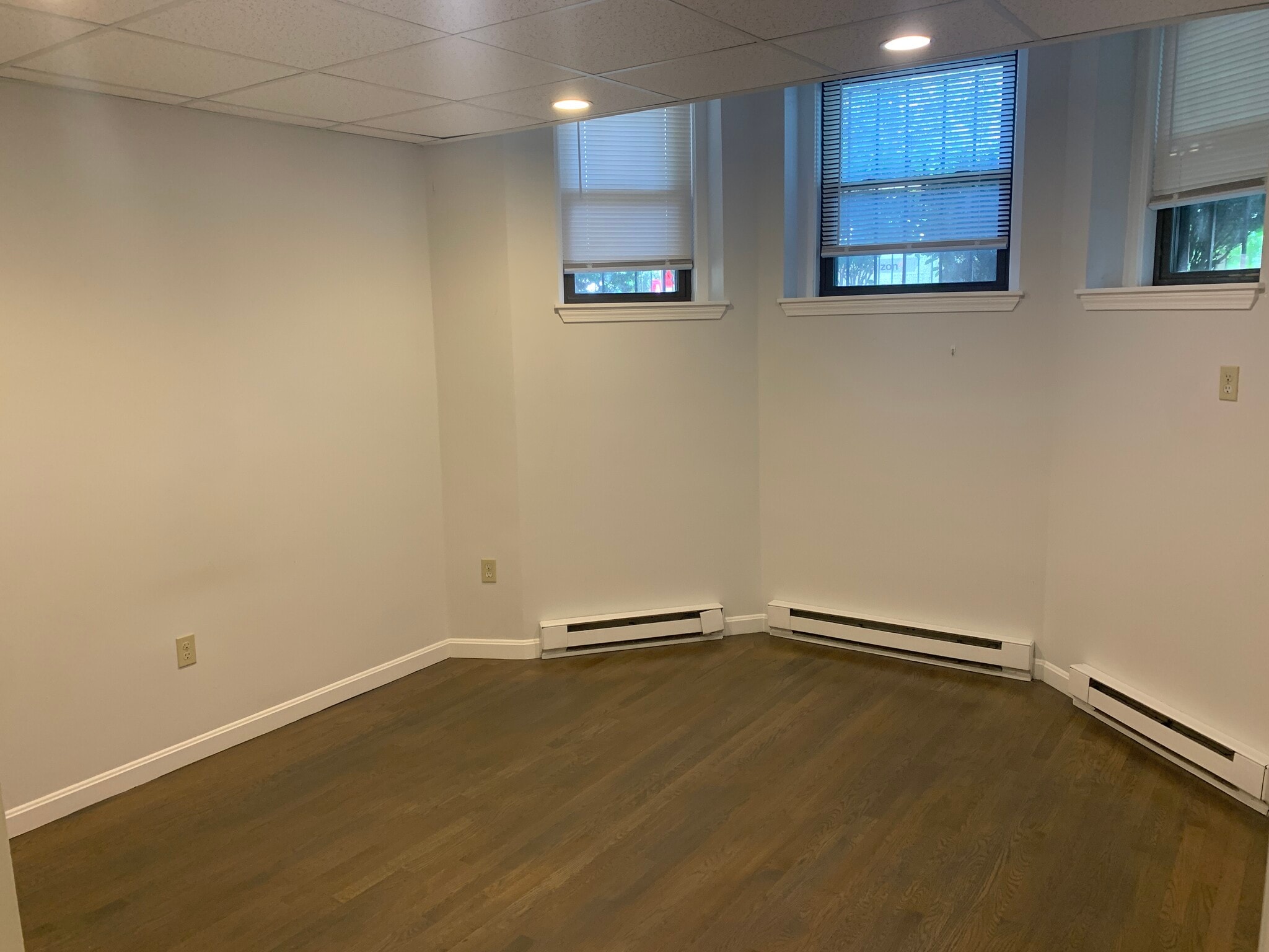 Building Photo - 61 Park Dr