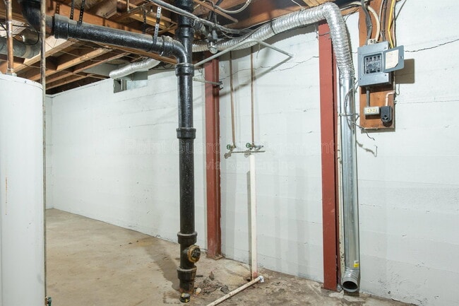 Building Photo - 6102 E Oakwood Dr