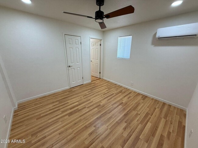 Building Photo - 860 E 13th St