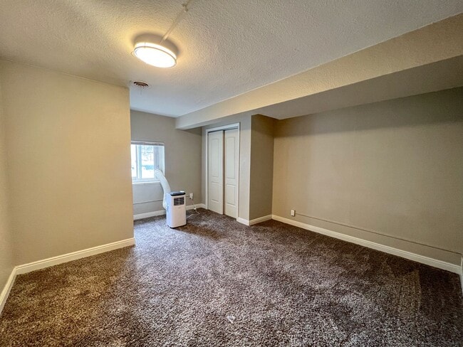 Building Photo - 905 1/2 16th St. - Bedroom 1