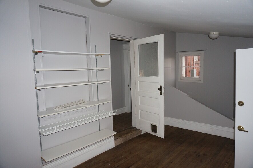 Mudroom, facing door to kitchen - 2844 N Marion St
