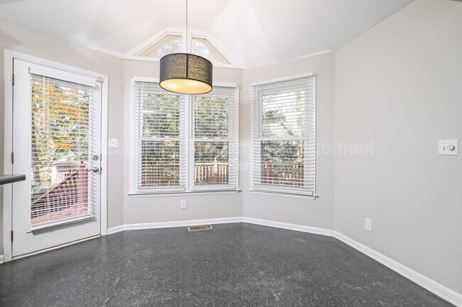 Building Photo - 916 Tanglewood Dr