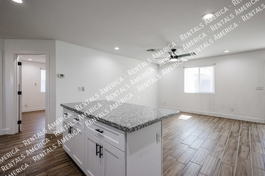 Building Photo - 526 S Crismon Rd
