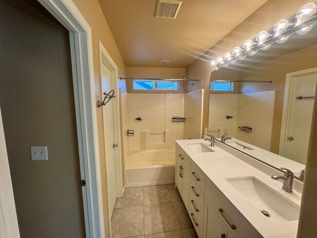 Building Photo - 3 Bedroom 2.5 bathroom West Eugene Home