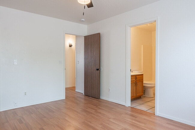 Building Photo - 402 N 101st Pl