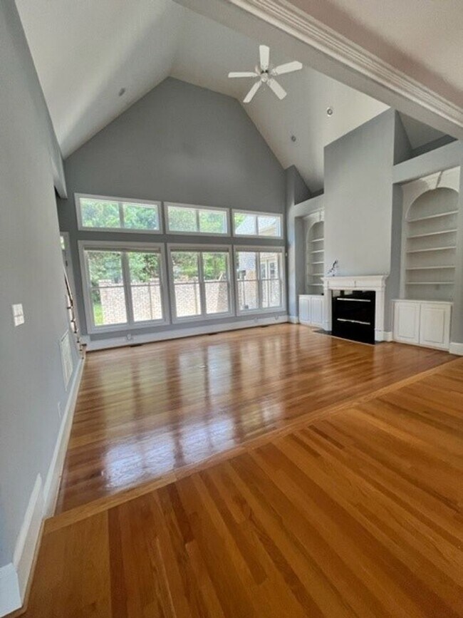 Building Photo - 4-bedroom, 3.5-bathroom Single Family Home