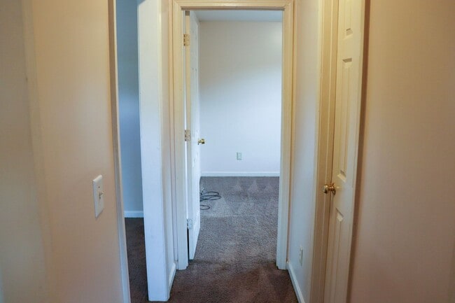 Building Photo - Charming 4 bedroom, 2 bathroom home in Greensboro w lake front views