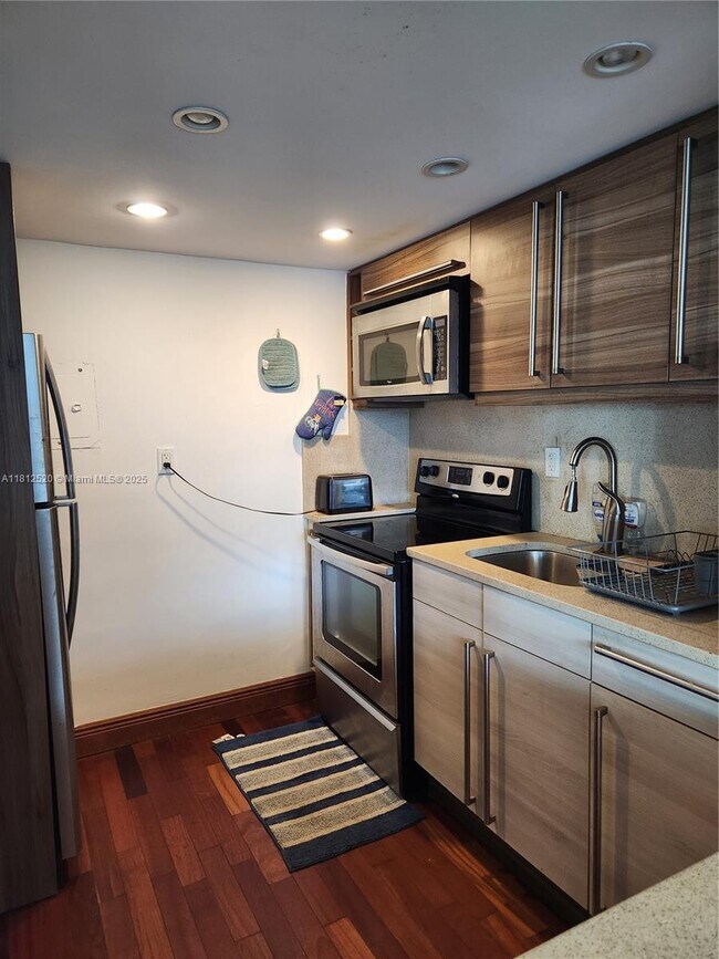 Building Photo - 5401 Collins Ave