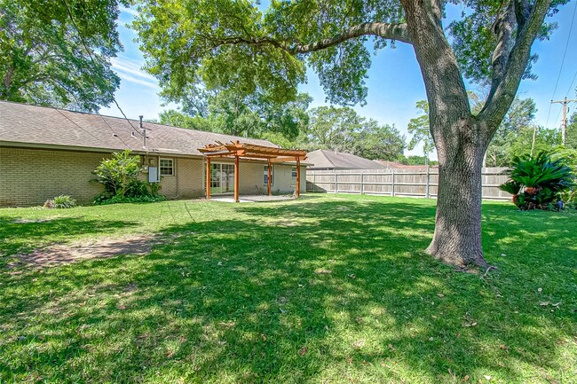 Building Photo - 9638 Meadowglen Ln