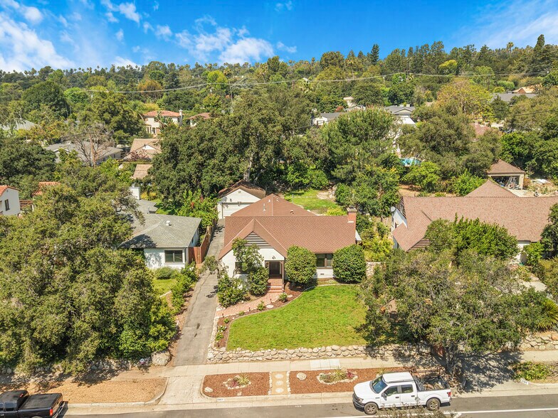 Building Photo - 2151 N Altadena Dr