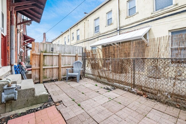 Building Photo - Amazing Townhome in Old North Columbus!