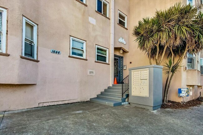 Building Photo - 1444 1st Ave Pl