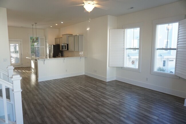 Building Photo - 3BR/3.5BA End Unit Townhome in Summerwalk!  $2,975/month - Pet friendly*