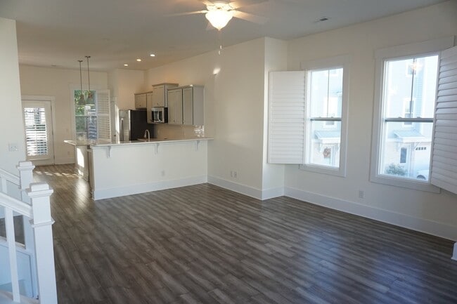 Building Photo - 4032 Tamarisk Ln