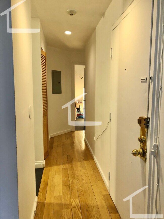 Building Photo - No Brokers Fee, Large 3 Bedroom in South End, Eat-in Kitchen, Dishwasher, Laundry on a Site